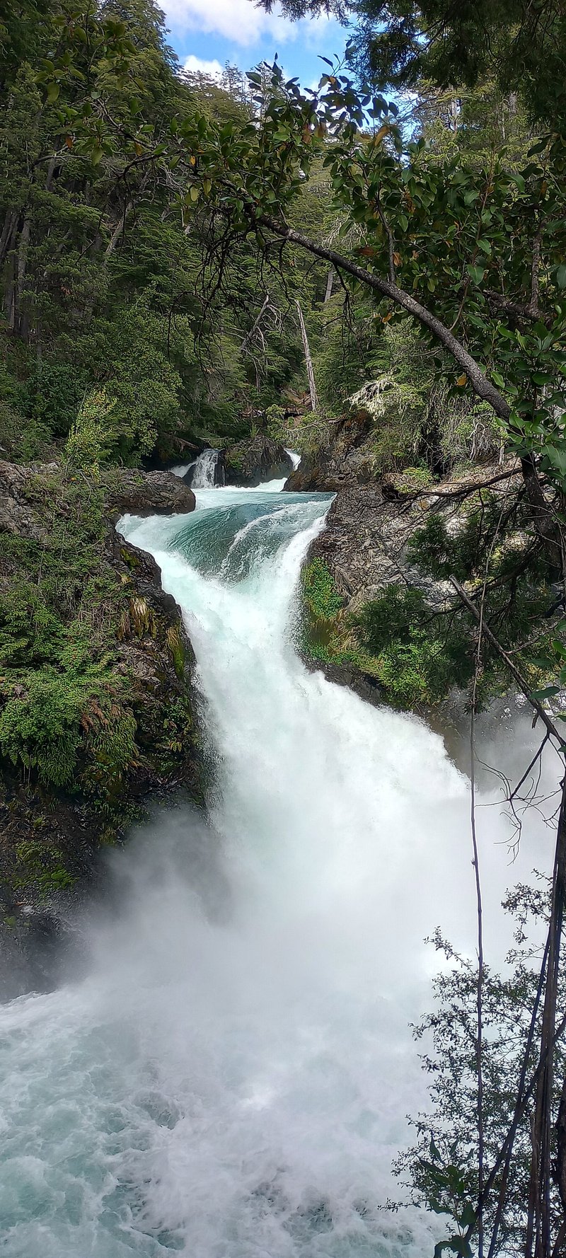 Cerro Tronador con Cascada Los Alerces